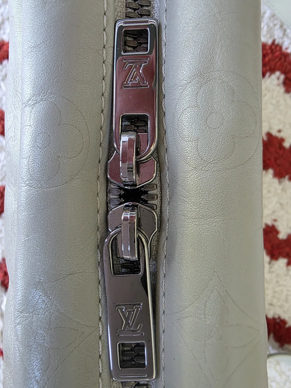 Louis Vuitton Ivory Leather Crossbody Bag - Picture 4 of 9